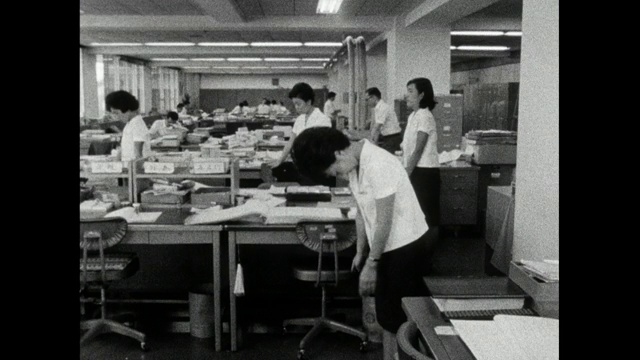 一群女性上班族一起在办公桌前锻炼;1966视频素材