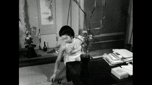 在日本，女人在家插花;1966视频素材