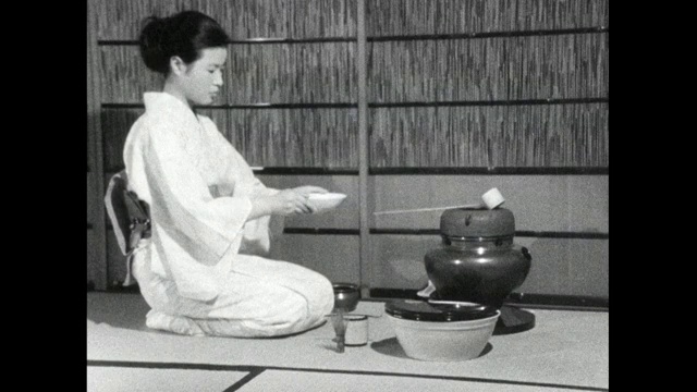 日本妇女在室内进行茶道;1966视频素材