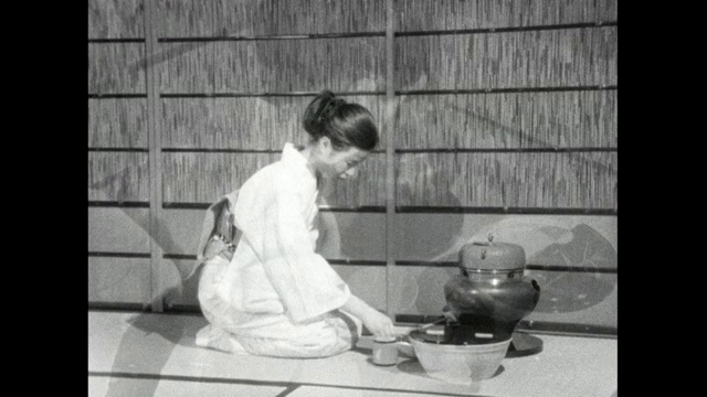 日本妇女在室内进行茶道;1966视频素材