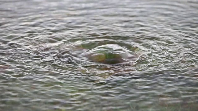 英国安布尔赛德湖区洪水期间，地下水被迫从地下涌出。视频素材