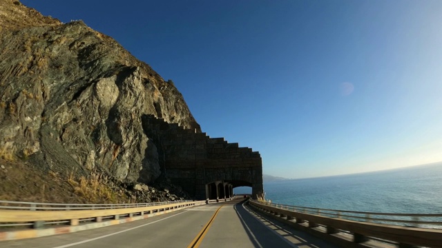 风景优美的道路，通过隧道拱门，雨岩，岩棚和Pitkins曲线公路1海岸公路大苏尔美国加州视频素材