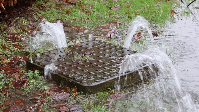 在英国湖区安布尔赛德发生洪水时，一个井盖被水压推了起来。视频素材