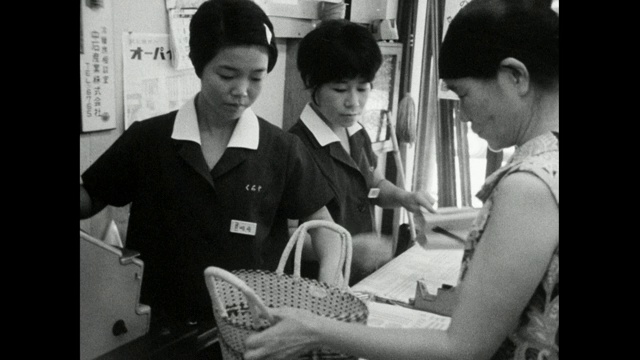 成熟的女人在日本超市付钱;1966视频素材