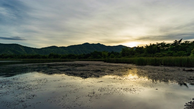 从白天到黄昏，热带山景日落的时间流逝视频素材