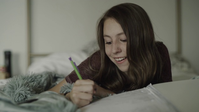 恶毒的十几岁的女孩在手机上发短信然后做作业/雪松山，犹他州，美国的特写视频素材