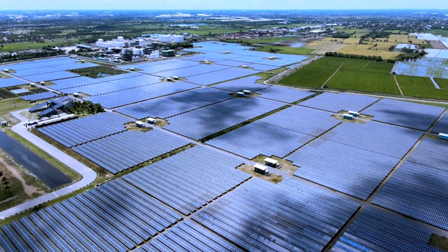 太阳能电池农场鸟瞰图视频素材