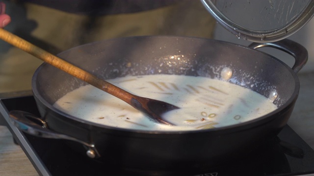 用奶油做通心粉视频素材