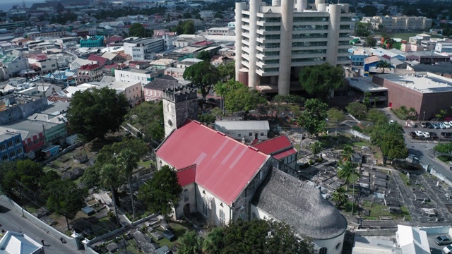 自顶向下的城市与殖民建筑和圣迈克尔大教堂在布里奇顿，巴巴多斯视频素材