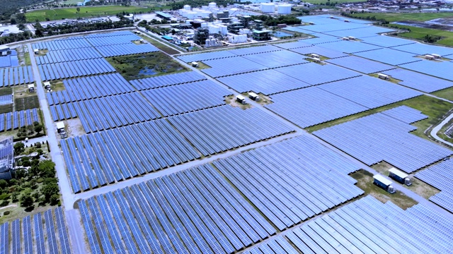 太阳能电池农场鸟瞰图视频素材