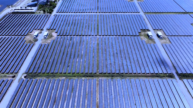 太阳能电池农场鸟瞰图视频素材