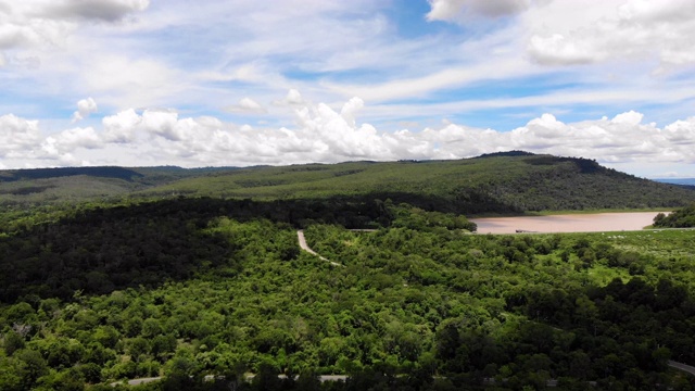 高角度观赏热带森林和山地风景，俯视图无人机飞过乡间的树木视频素材