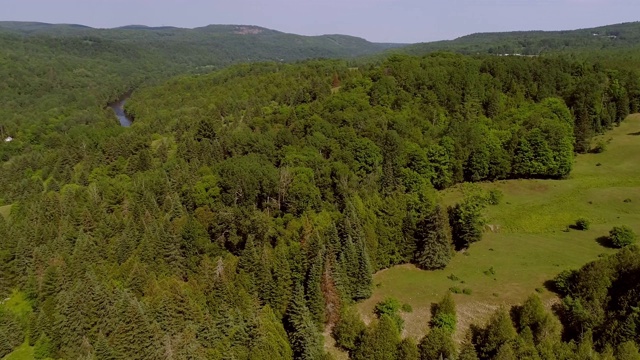 鸟瞰图的山，森林和河流景观视频素材