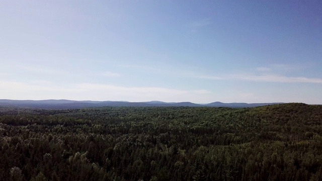 对魁北克地区斯托诺韦山脉的空中平移视频素材