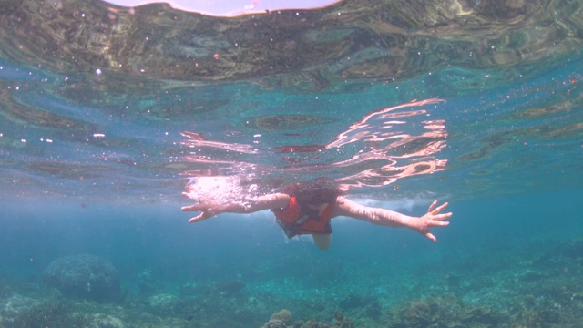 女人在海上浮潜视频素材