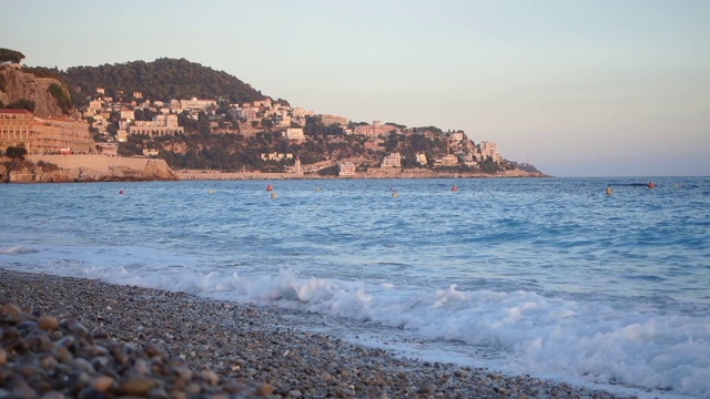 尼斯落日时的卵石海滩和海浪视频素材