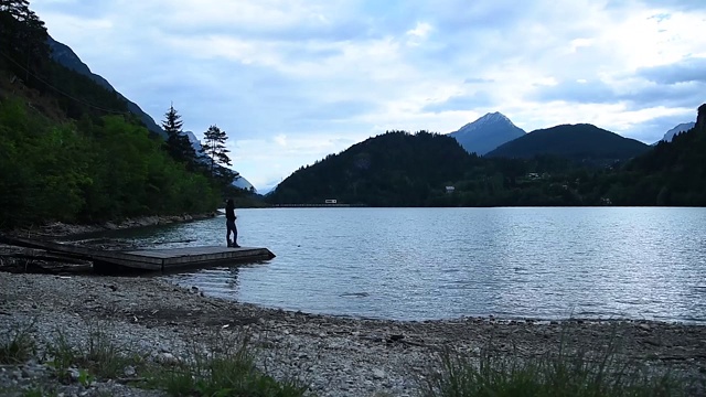 码头上的女孩视频素材