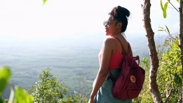 年轻的亚洲女人在热带森林旅行。冒险的概念视频下载