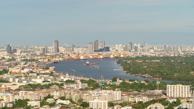 集装箱货船在城市进出口业务和物流国际货物中的航拍时间推移图。由泰国曼谷港的起重机装运至港口。视频素材