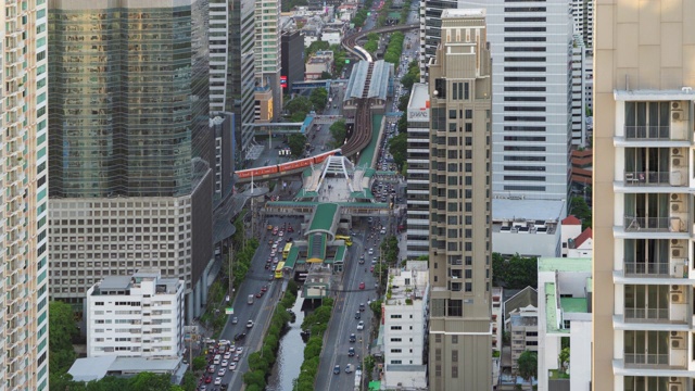 曼谷市中心沙顿十字路口鸟瞰图的时间流逝。泰国。金融区在智慧城市和科技城市的概念。摩天大楼办公大楼。视频素材