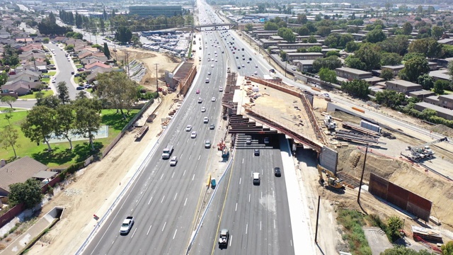 高速公路交通空中俯瞰沿南高速405车道行驶的汽车。视频素材