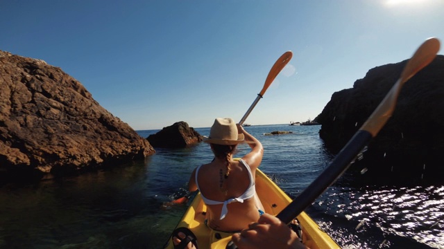 一个女人在夏天的海上划皮艇，夏天的假期视频购买