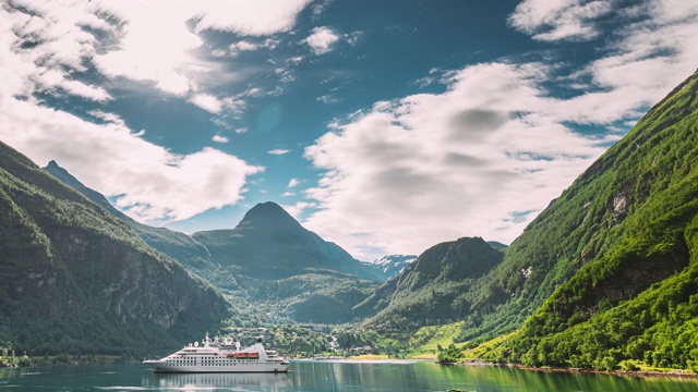 Geirangerfjord,挪威。旅游船渡船游船班轮在盖朗格峡湾附近漂浮在夏天。著名的挪威地标和受欢迎的目的地。FullHD视频素材