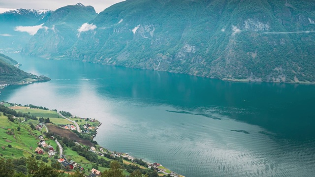 挪威的松岛和峡湾。令人惊叹的峡湾。在雾云。夏季风景风景著名的自然景点地标和热门目的地在夏季全高清。有雾的天气视频素材