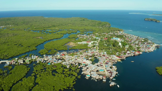 这个小镇是在红树林中。Siargao、菲律宾视频素材