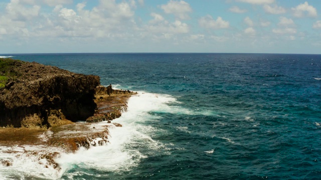 海浪拍打着海岸视频素材