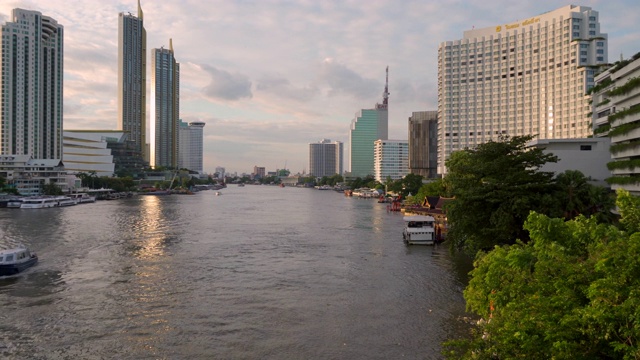 曼谷市景河岸与湄南河在日落视频素材