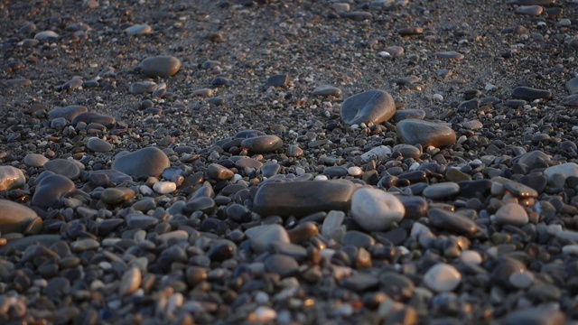 卵石滩和泡沫海浪的背景视频素材