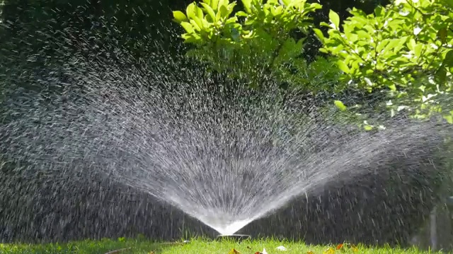 花园里的草坪洒水器视频素材