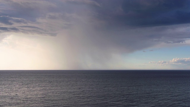 在海洋的一个地方下着雨视频素材