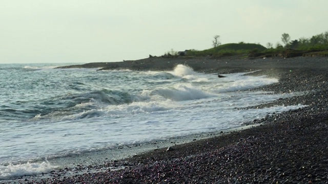 海浪拍打海岸的海景。视频素材