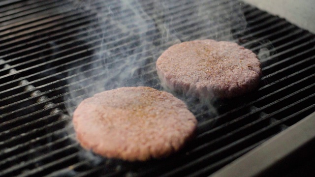 在热烤架上烤牛肉饼做汉堡视频素材