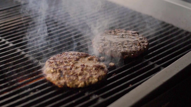 在热烤架上烤牛肉饼做汉堡视频素材