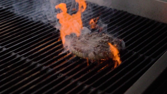 在热烤架上烤牛肉饼做汉堡视频素材