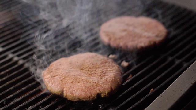 在热烤架上烤牛肉饼做汉堡视频素材