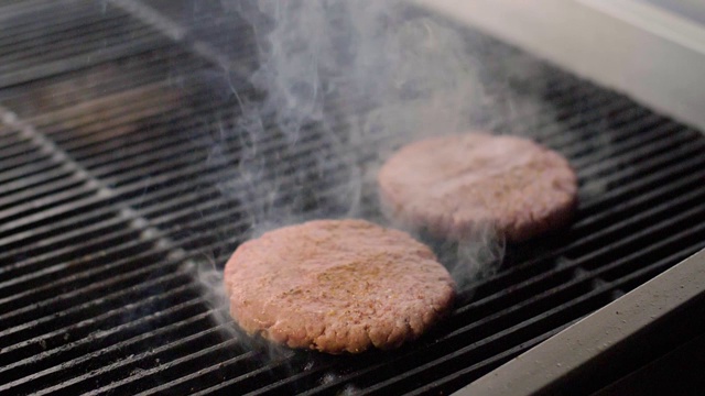 在热烤架上烤牛肉饼做汉堡视频素材