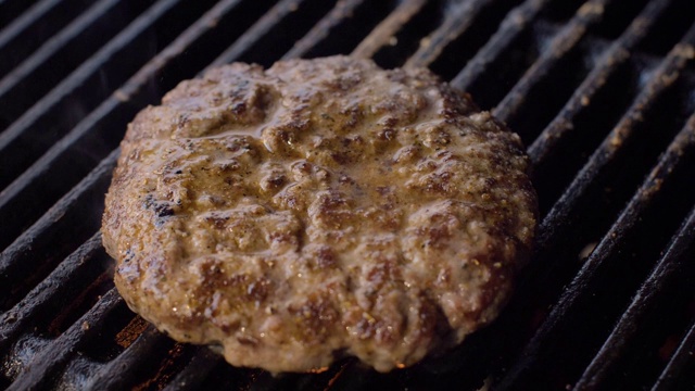 在热烤架上烤牛肉饼做汉堡视频素材