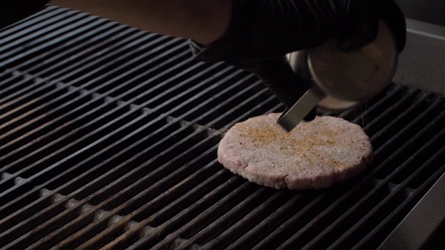 在热烤架上烤牛肉饼做汉堡视频素材