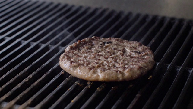 在热烤架上烤牛肉饼做汉堡视频素材