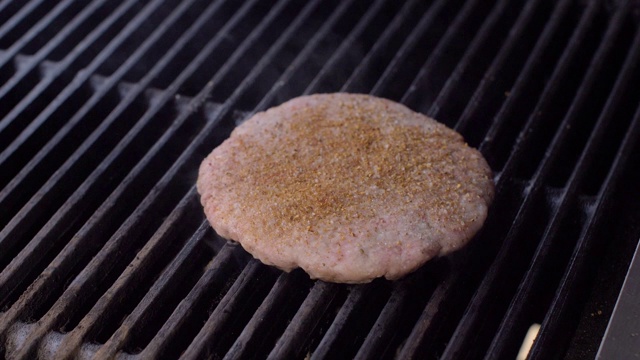 在热烤架上烤牛肉饼做汉堡视频素材