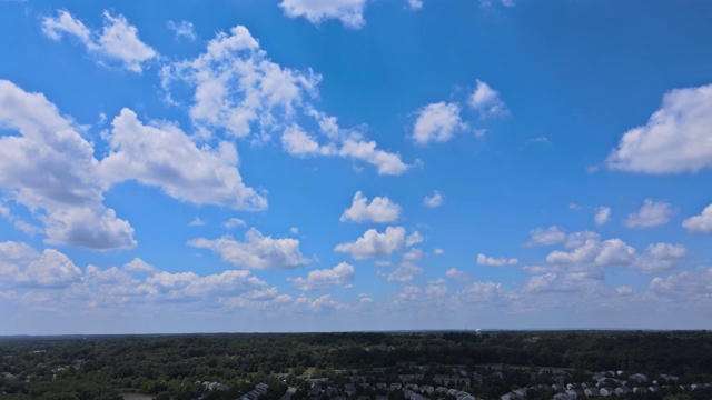 阳光明媚的一天早晨的阳光美丽的在地平线夏天明亮的蓝天放松的云风景时间的推移慢慢移动的白云视频素材