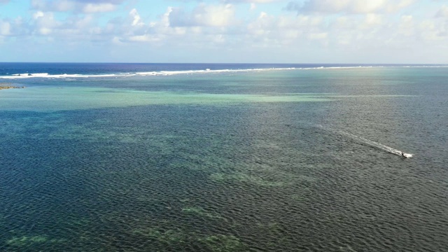 人们在海里做风筝冲浪杂技。完美的休闲活动在暑假，与海洋的背景在所有的地平线-鸟瞰与无人机4K视频素材