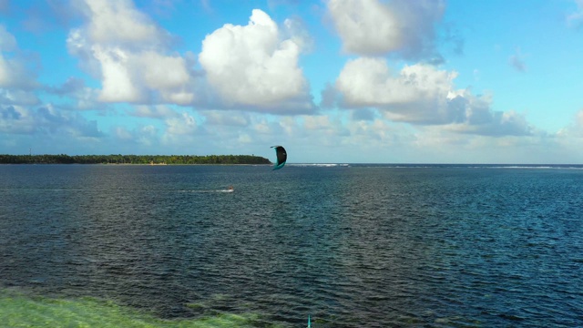 人们在Siargao附近的海洋中风筝冲浪。完美的休闲活动在暑假，与海洋的背景在所有的地平线-鸟瞰与无人机4K视频素材