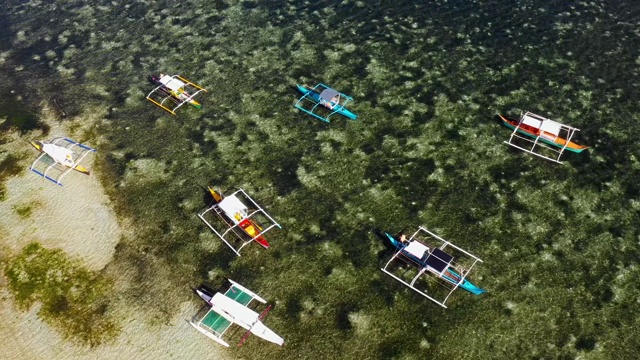 无人机鸟瞰图彩色船只在Siargao的海湾，菲律宾。完美休闲度假旅游4K视频素材