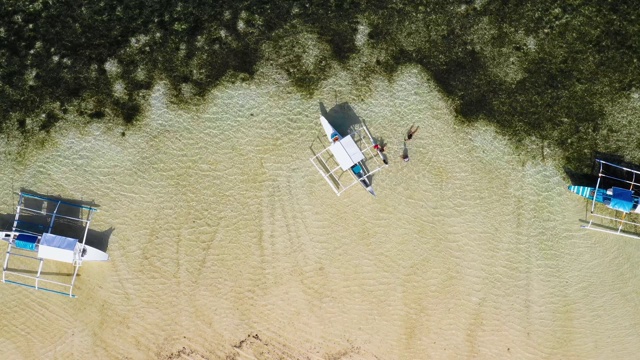 无人机鸟瞰图彩色船只在Siargao的海湾，菲律宾。完美休闲度假旅游4K视频素材