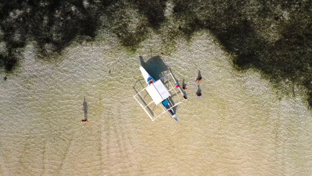 无人机鸟瞰图彩色船只在Siargao的海湾，菲律宾。完美休闲度假旅游4K视频素材